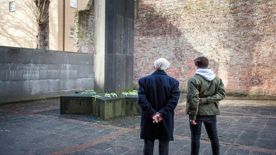 Amsterdam: Guided Anne Frank Small-Group Walking Tour - Esnoga’s exterior: what you gain by starting outside