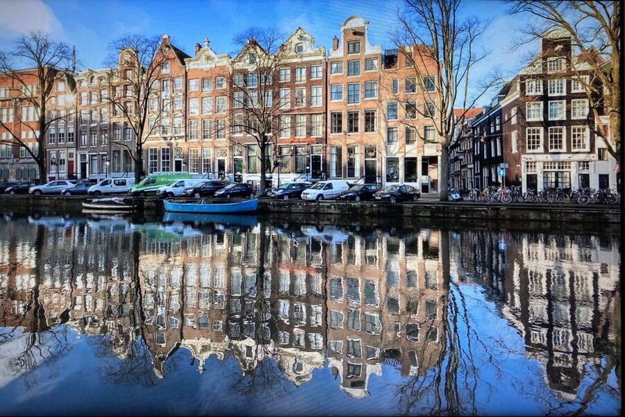 Amsterdam: Guided Off-The-Beaten-Track Walking Tour - Brouwersgracht to Prinsengracht: where architecture becomes the main event