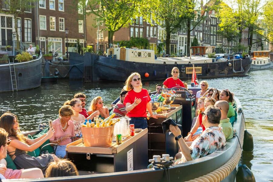 Amsterdam: Guided Open Boat Cruise Unlimited Drinks Option - Guide Power: What Makes the Commentary Better Than Pre-Recorded Tours