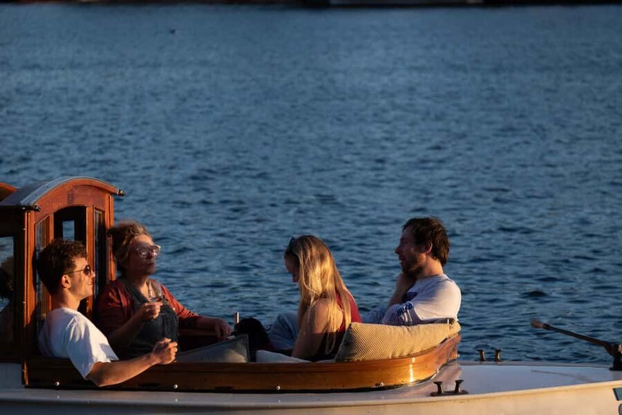 Amsterdam: Hidden Gems Canal Cruise - What Happens During the Cruise: Calm Canals, Courtyards, and Question-Friendly Stops
