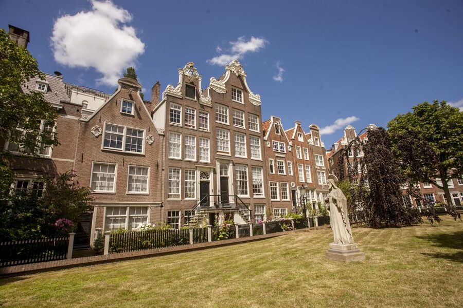 Amsterdam: Hidden Gems & Highlights Guided Bike Tour - Guides and group management: why the ride feels safe and fun