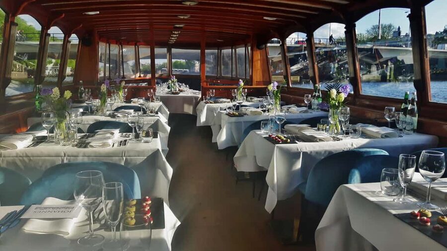 Amsterdam: High-End 3-Course Dinner Canal Cruise - The saloon boat vibe and that Prosecco start