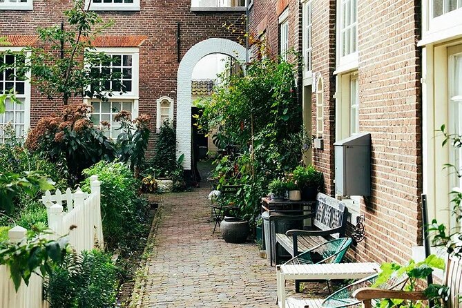 Amsterdam High-End Dutch Food & History Tour - Up to 8 guests - Sunday and Monday Tastings: Grillworst Sandwiches, Holtkamp Croquettes, and Spekkoek