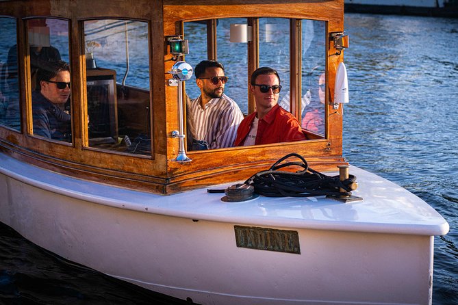 Amsterdam Highlights Canal Cruise with a Drink - 90 minutes on a classic private canal boat