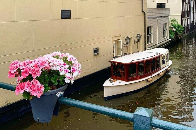 Amsterdam Highlights Canal Cruise with a Drink - Jordaan district: relaxed cruising through a recognizable neighborhood vibe