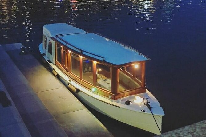 Amsterdam Highlights Canal Cruise with a Drink - The host and your onboard orientation tips