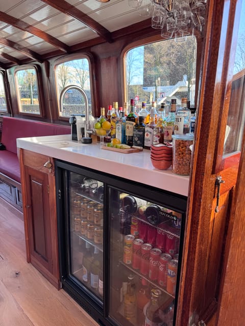 Amsterdam: Historic Boat Cruise with open bar and nibbles - Onboard comfort: space, bathroom, and moving around
