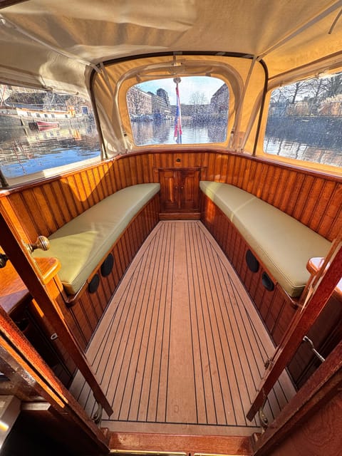 Amsterdam: Historic Boat Cruise with open bar and nibbles - Who should book this cruise, and who should skip it