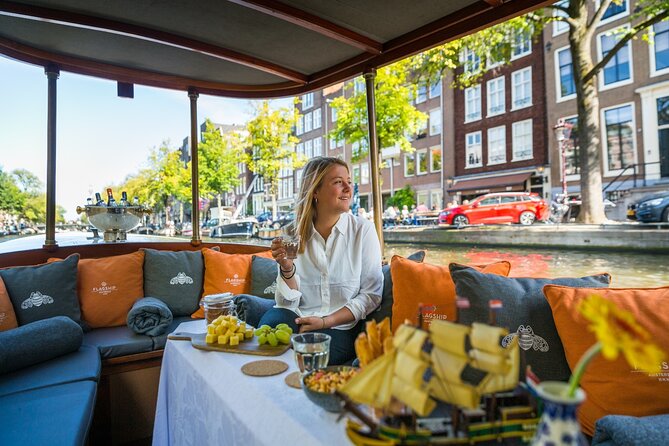 Amsterdam Historic Tour On Classic Saloon Boat - The canal ring (Grachtengordel) and why you see bridges the hard way