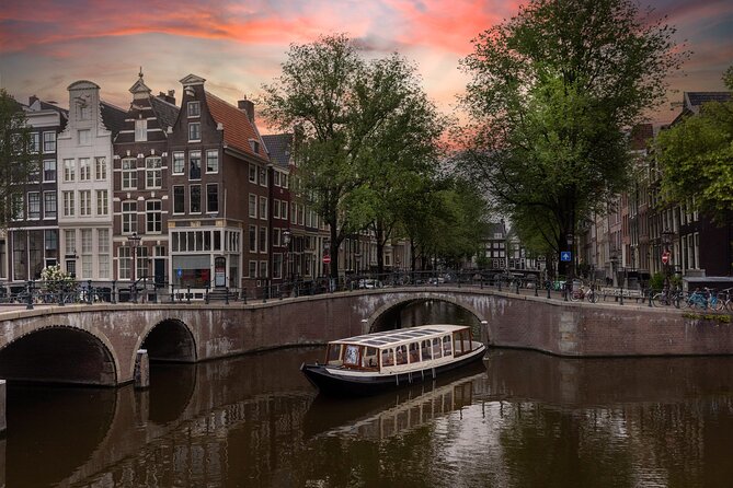 Amsterdam Historic Tour On Classic Saloon Boat - Onboard comfort: blankets, group size, and the no-toilet rule