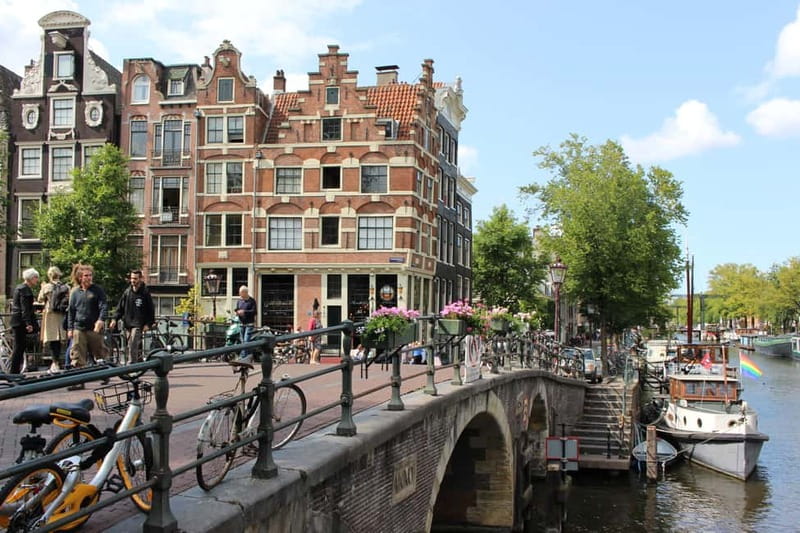 Amsterdam: Jordaan Area Walking Tour - Why Jordaan is the smart choice for your first canal-side walk