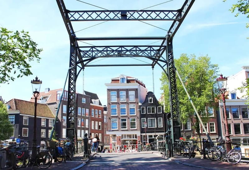 Amsterdam: Jordaan Area Walking Tour - Torensluis Bridge to Herengracht: the walk begins with big-city scale