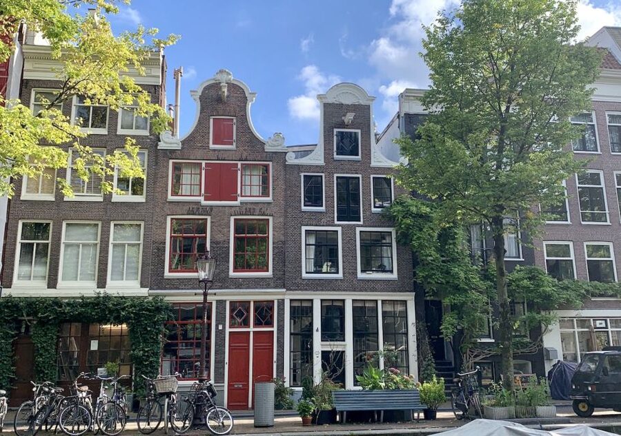 Amsterdam: Jordaan District Tour with a German guide - Jordaan’s canals and courtyards in 90 minutes