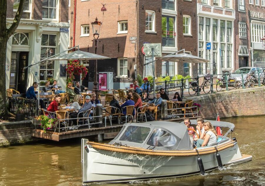 Amsterdam: Jordaan District Tour with a German guide - Van Brienenhofje: another inner courtyard moment before you loop back