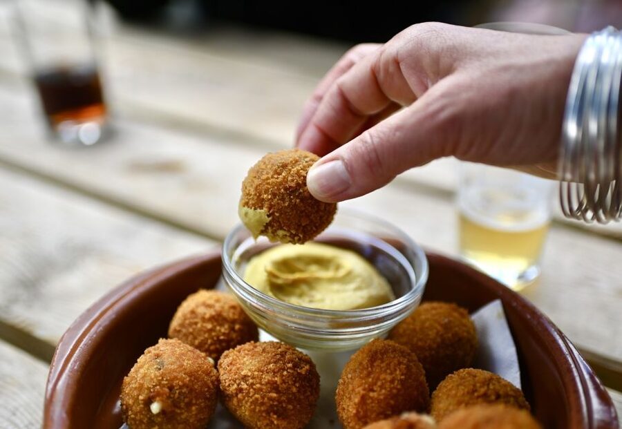 Amsterdam: Jordaan Food Tour of 10+ Local Classic Tastings - Historic streets and courtyards: why the walk matters for your food
