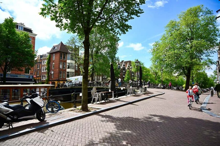 Amsterdam: Jordaan Food Tour of 10+ Local Classic Tastings - Apple cake and the sweet finish