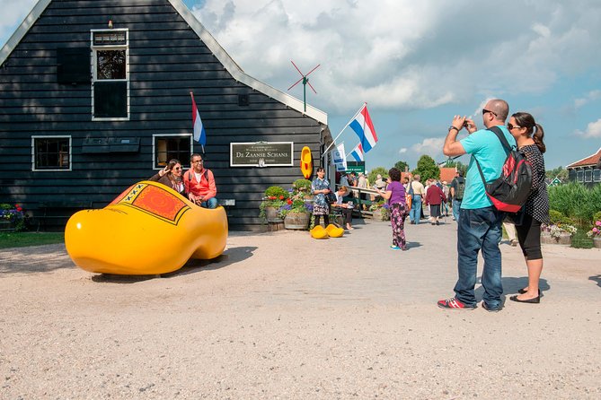 Amsterdam: Keukenhof and Zaanse Schans Windmills Guided Day Trip - The clog and cheese stops: short, focused Dutch crafts
