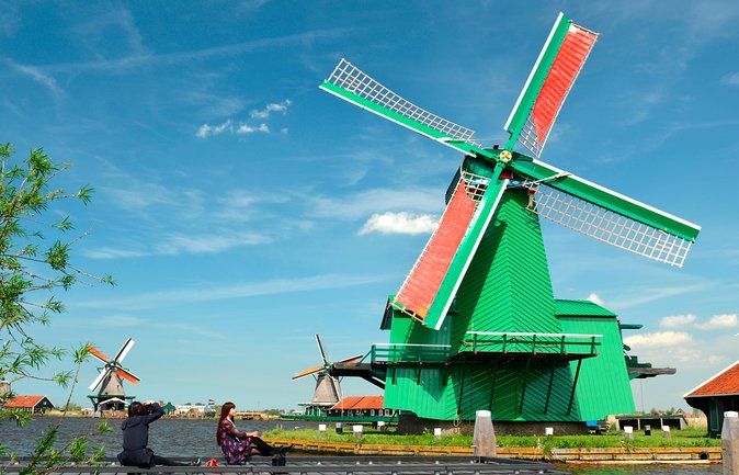 Amsterdam: Keukenhof and Zaanse Schans Windmills Guided Day Trip - Guide quality: the difference between a good trip and a great one