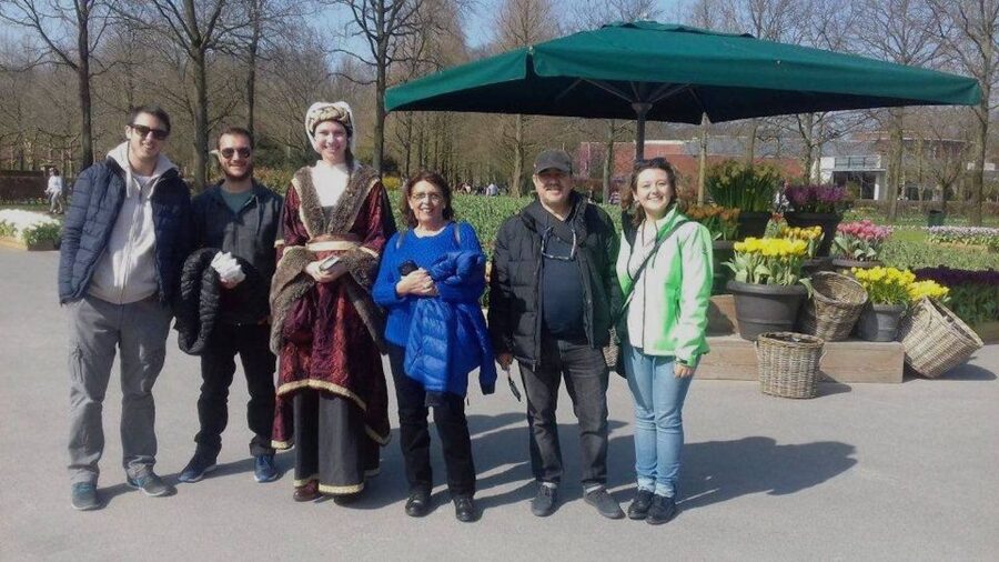 Amsterdam: Keukenhof Gardens Guided Tour Spanish and English - Keukenhof in One Half-Day: What the 5 Hours Really Give You