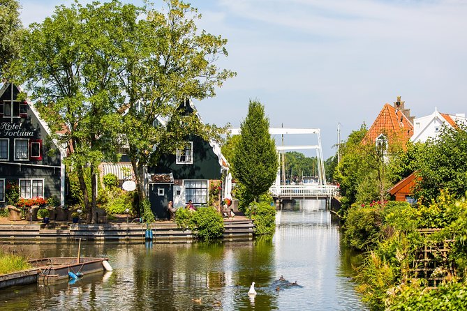 Amsterdam: Keukenhof, Zaanse Schans & Volendam Tour - Volendam and Marken: Boat Ride Views and the Traditional Village Look