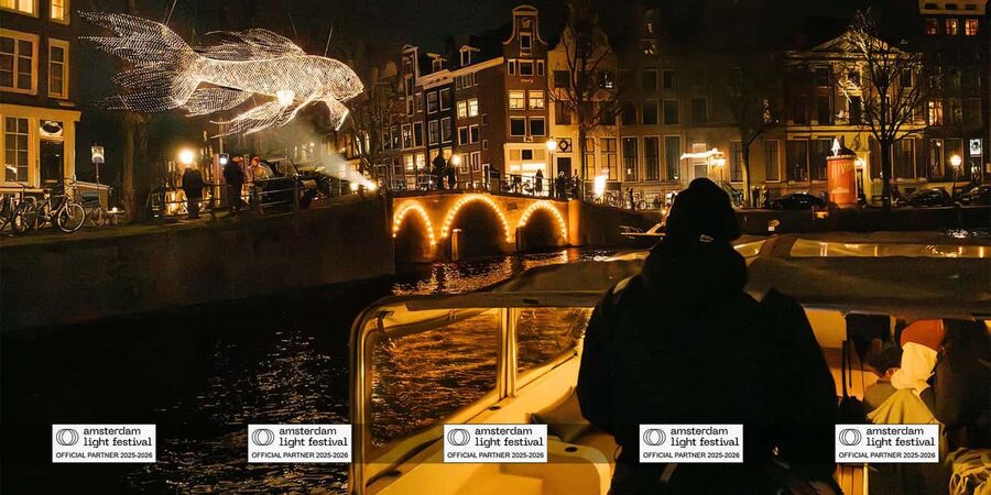 Amsterdam: Light Festival Boat+Unlimit.Drinks & Snack Option - Warmth Plan: Blankets, Half-Covered Boats, and Unlimited Hot Drinks