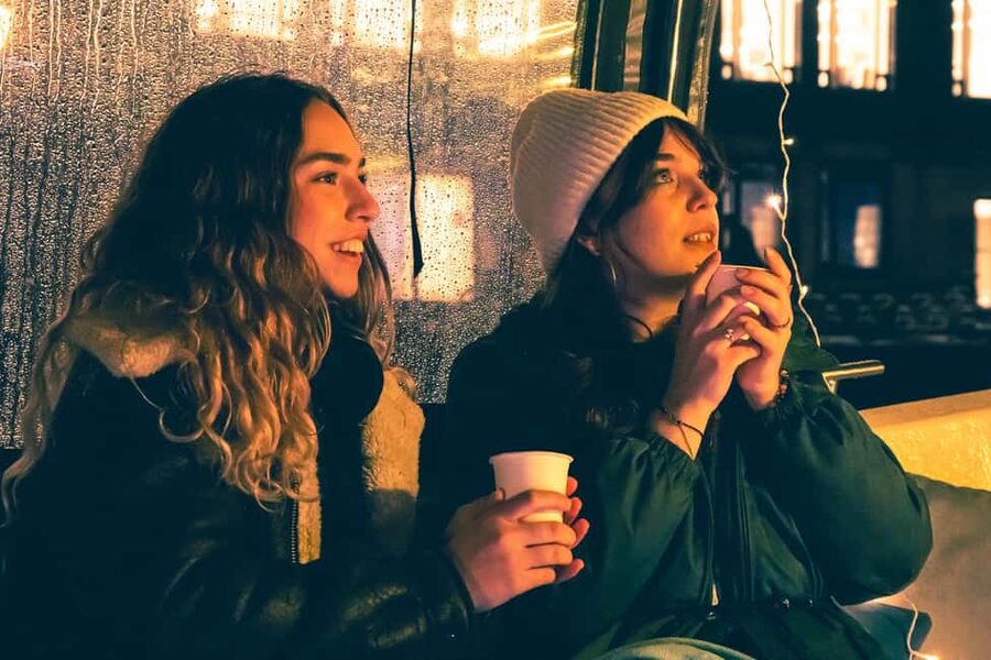 Amsterdam: Light Festival Boat with Hot Choco & Stroopwafel - Electric Boat Comfort: Blankets, Warm Drinks, and a Real View
