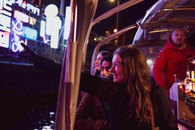 Amsterdam Light Festival: Canal Cruise + Bite & Unlimited Drinks - Size, comfort, and the English-language flow