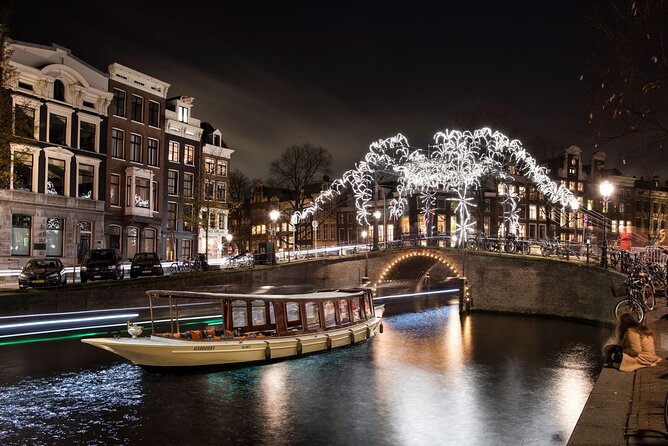 Amsterdam Light Festival: Canal Cruise + Snack & Unlimited Drinks - Unlimited drinks and the small bite: good value, with timing quirks