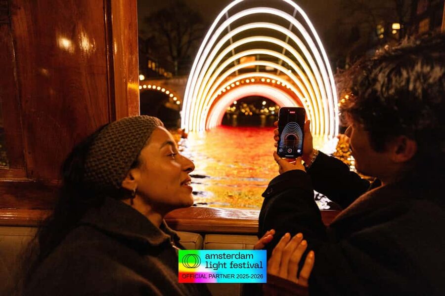 Amsterdam: Light Festival Cruise + Stroopwafel & Hot Choco - Meeting Point Choices: Getting On the Right Boat Quickly