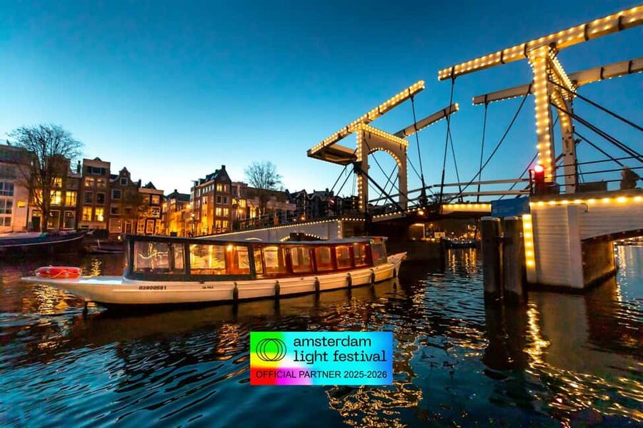 Amsterdam: Light Festival Cruise + Stroopwafel & Hot Choco - What’s Actually Included: Unlimited Drinks and Your Choice of Snack