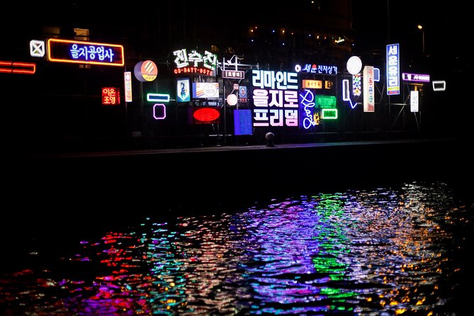 Amsterdam: Light Festival Cruise with Unlimited Drinks Option - Getting Warm: Small Boat Comfort and Hearing the Guide