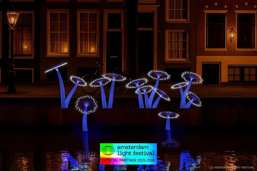 Amsterdam: Light Festival Heated Cruise + Hot Choco + Snack - Classic saloon boat comfort: warmth, seating, and window reality