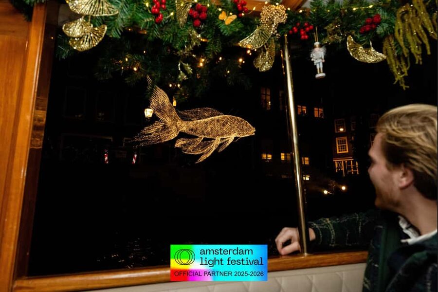 Amsterdam: Light Festival Heated Cruise + Unl Drinks & Snack - Should you book with drinks included?