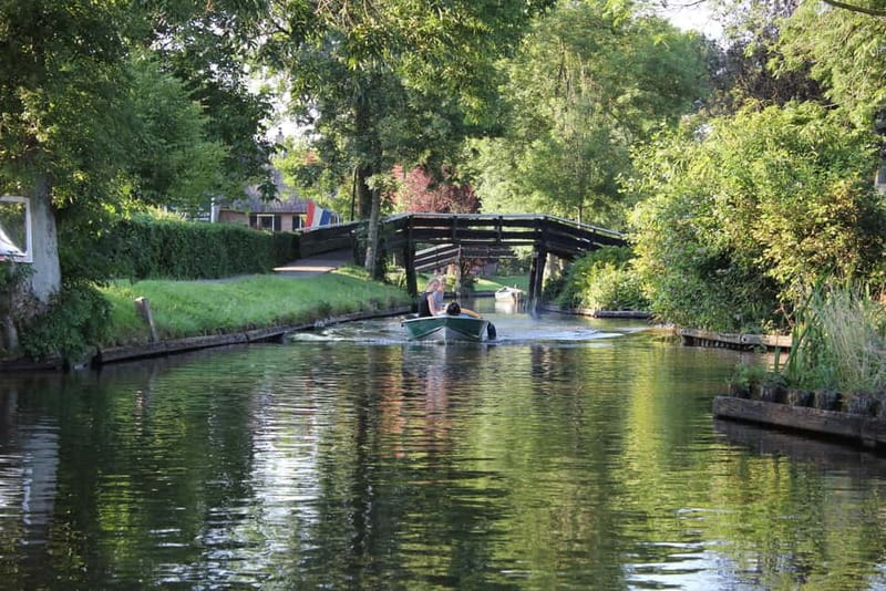 Amsterdam: Live GuideD Giethoorn Boat Tour & Cheese Platter - What the Group Experience Feels Like (and What to Expect From the Guide)