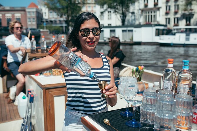 Amsterdam: Luxury Boat Cruise Unlimited Cocktails, Beers & Wines - Where the commentary fits: fun facts without turning into a lecture