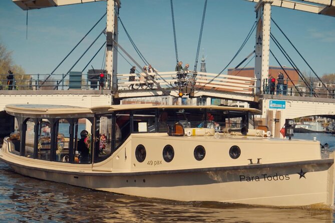 Amsterdam: Luxury Canal Cruise with Historic VR Experience - The big idea: canal cruising with a 17th-century time switch