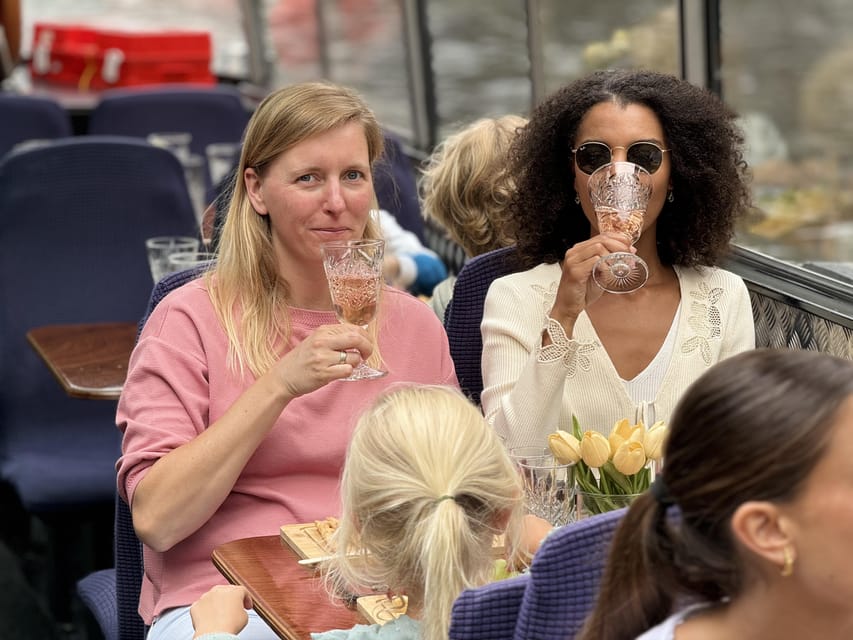 Amsterdam: Luxury Cheese & Wine Canal Cruise - The tasting plate: Dutch cheeses with dip, grapes, and crackers