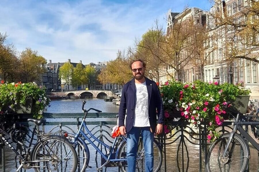 Amsterdam: Must-See Attractions Guided Walking Tour - Portuguese Synagogue and Nieuwmarkt Square: a shift from canals to communities