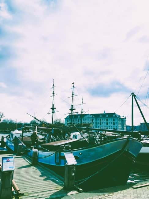 Amsterdam: Off the Beaten Path Bike Tour in French - Canal bridges and classic angles: from Magere Brug to Reguliersgracht