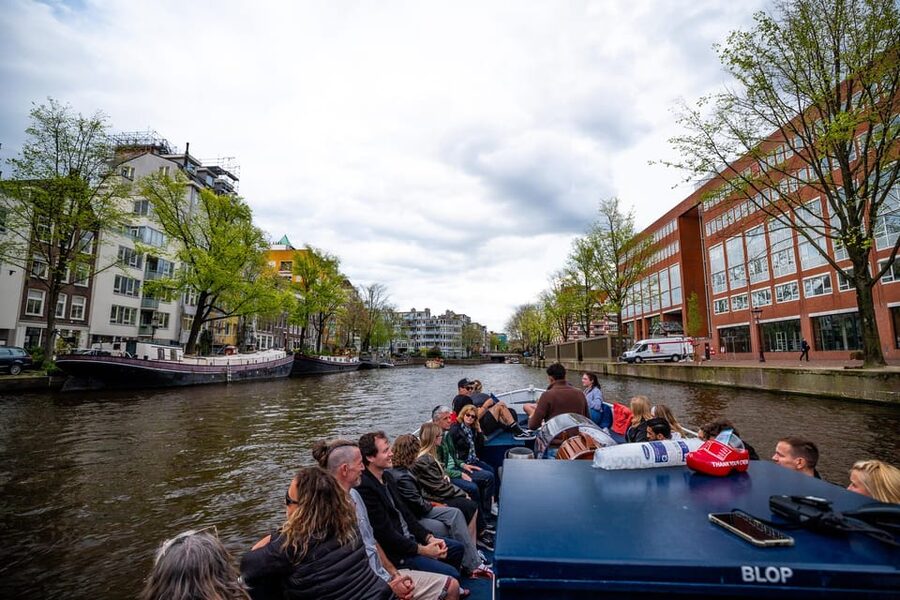 Amsterdam:Old City Canal Cruise with Live Guide and Open Bar - Entering The Canal Ring from the H’Art Museum Dock