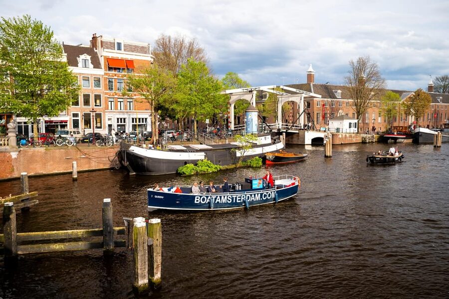 Amsterdam:Old City Canal Cruise with Live Guide and Open Bar - Live Guide Stories That Put Names to What You See