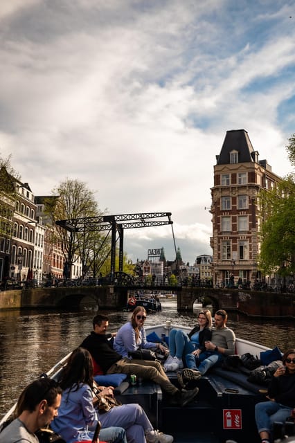 Amsterdam:Old City Canal Cruise with Live Guide and Open Bar - Timing and the One-Hour Reality: Getting Your Bearings Fast