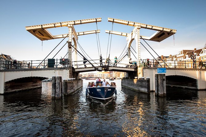 Amsterdam Open Boat Cruise in Old City Center with Live Guide - Why the open-air electric boat is a smart way to see Amsterdam