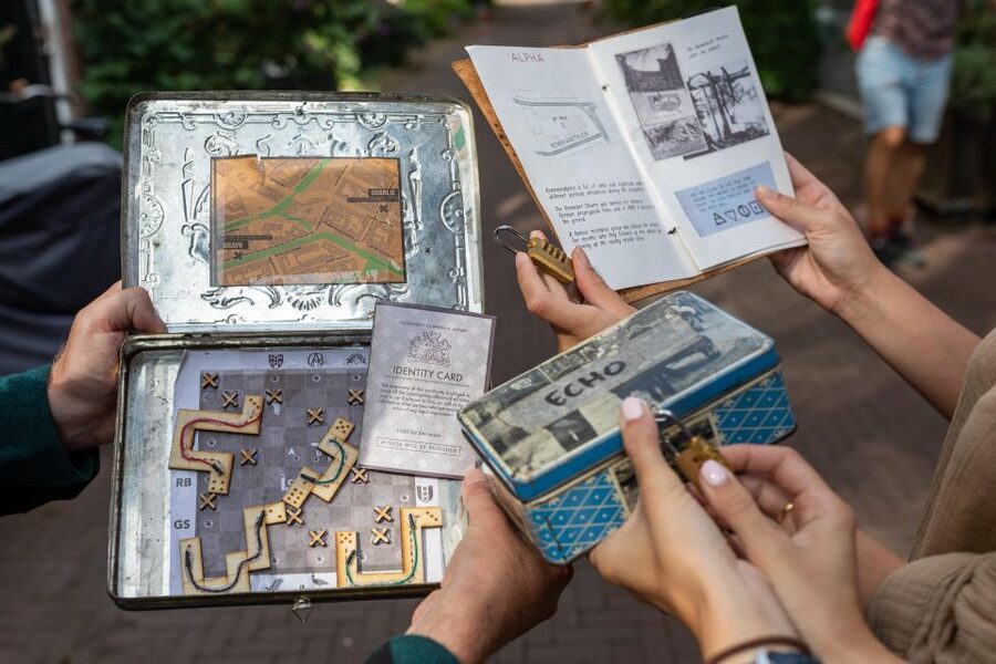 Amsterdam: "Operation 45 " Treasure Hunt Walking Tour - Shadow Wall and Portuguese Synagogue: the city teaches you to read clues