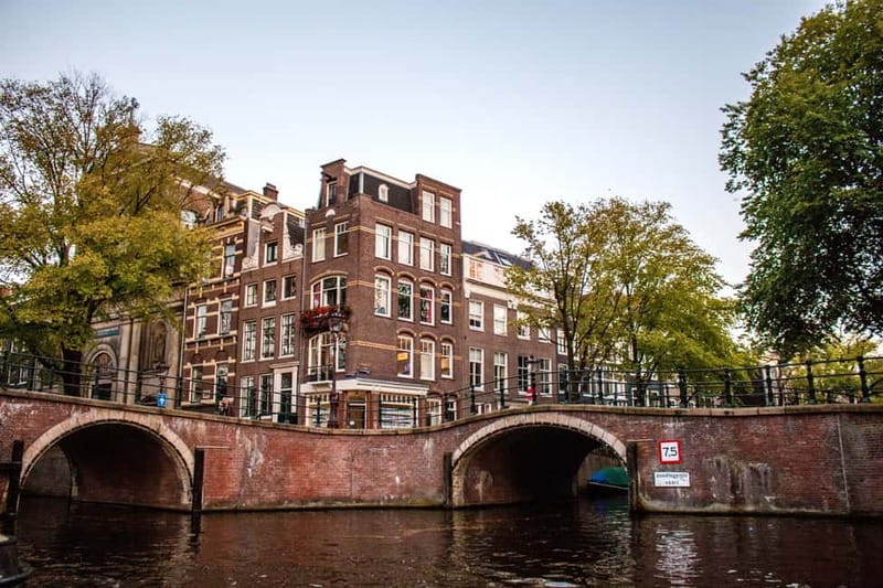 Amsterdam: Original Pizza Dinner Cruise + Unlimited Drinks - Captain Stories vs. Your Own Pace