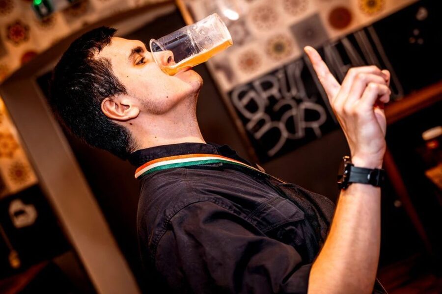 Amsterdam: Original Pub Crawl Party with VIP Entrance - Quick hits before you go