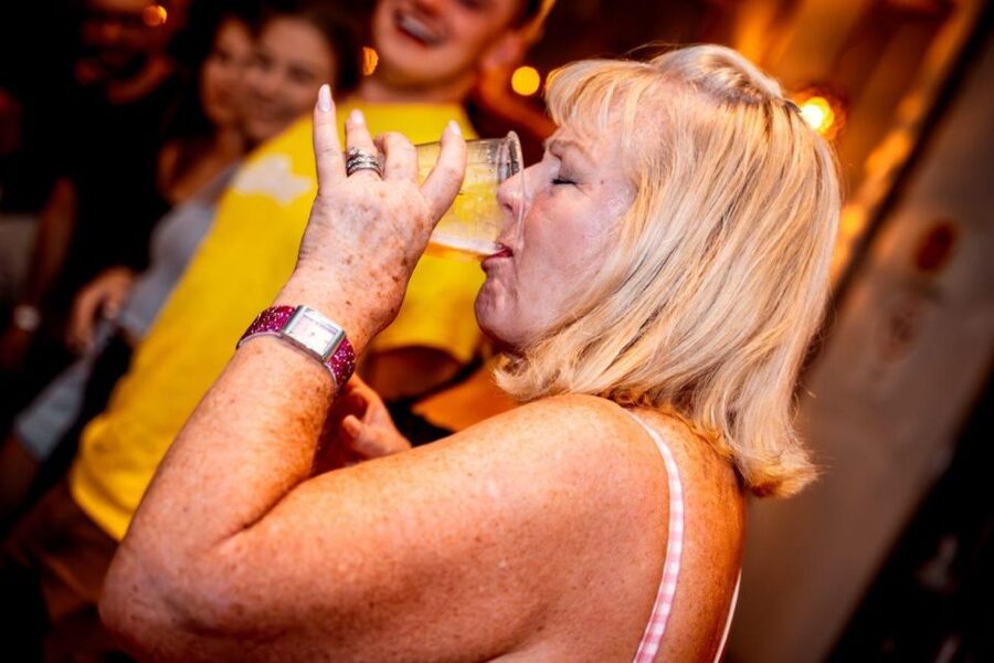 Amsterdam: Original Pub Crawl Party with VIP Entrance - Who this pub crawl suits best