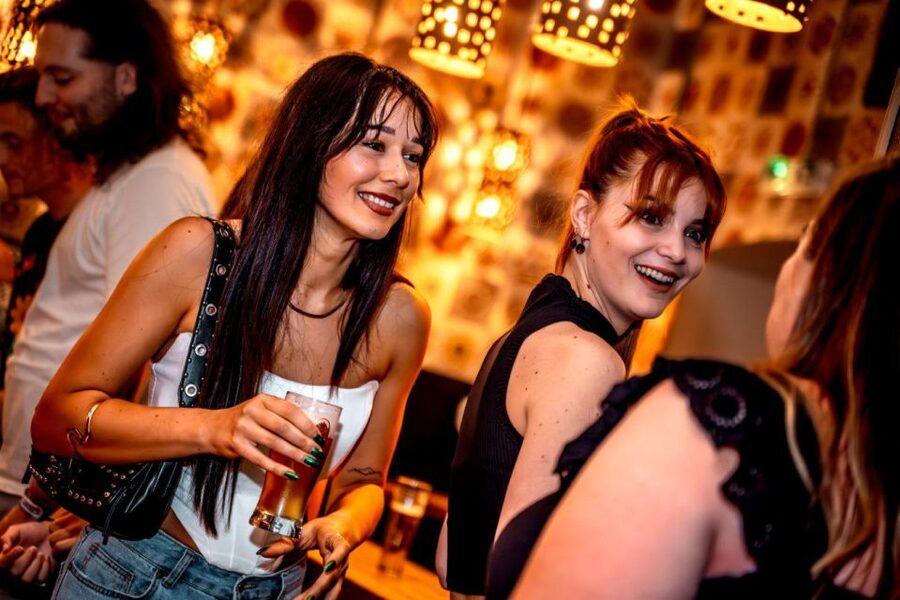 Amsterdam: Original Pub Crawl Party with VIP Entrance - Red Light District to Leidseplein: what that route really gives you