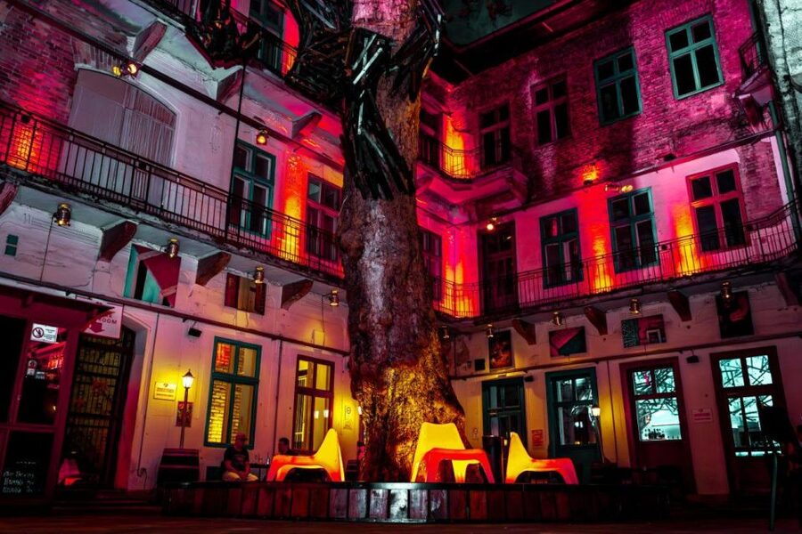 Amsterdam: Original Pub Crawl Party with VIP Entrance - Meeting at Generator Hostel Bar at 22:00