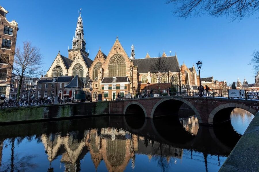 Amsterdam: Oude Kerk Entry Ticket - Monuments, Iron Chapel, and famous Amsterdammers’ resting places